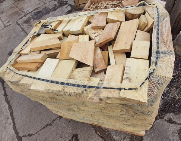 Robinie (vglb. mit Tropenholz) trocken & sofort verheizbar – 25 cm Stücke industrial Kantholz – Big Bag – 1 RM